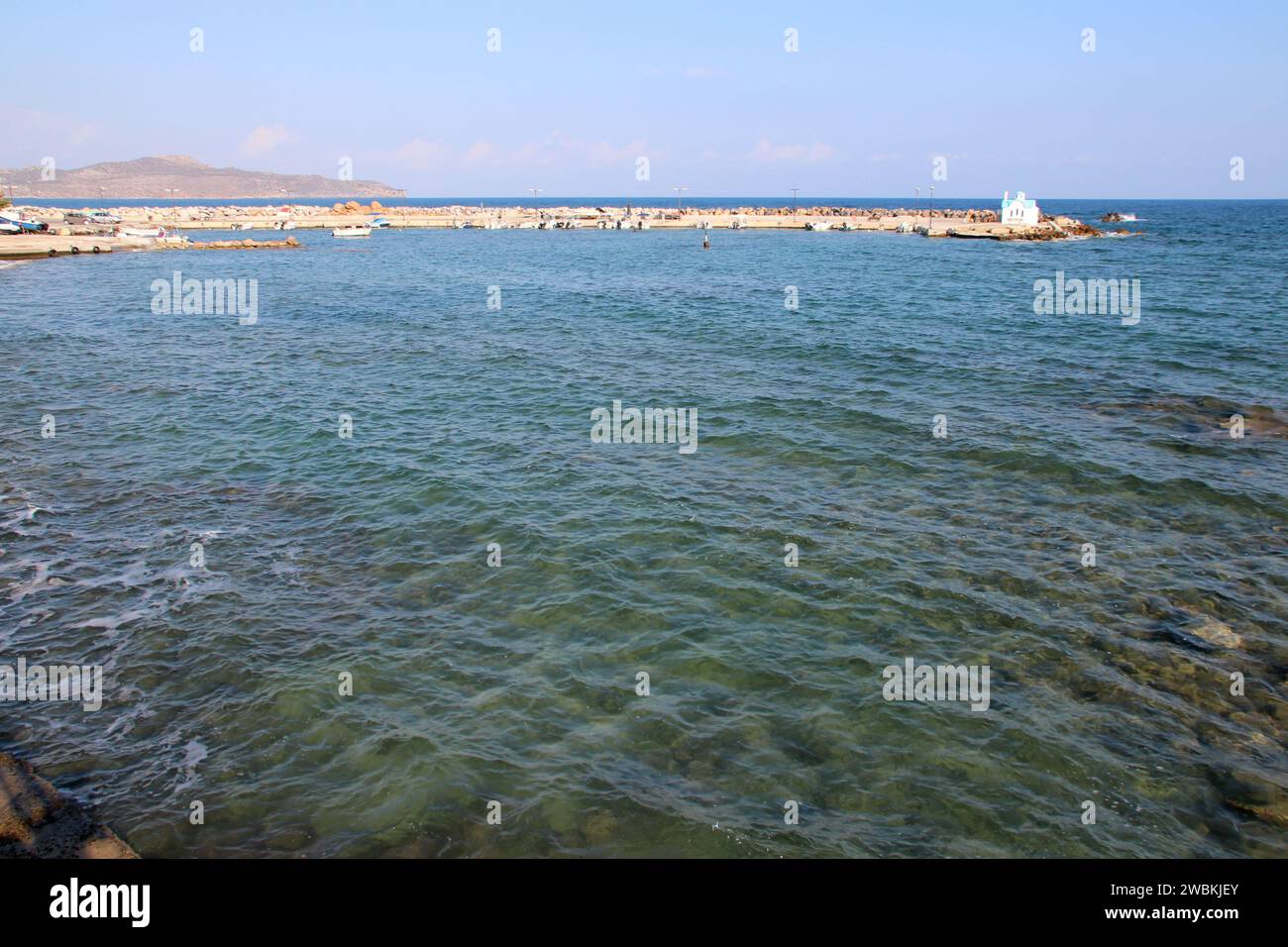 chiesa ortodossa (agios dionysios d'olymbos) e mar mediterraneo a galatas a creta in grecia Foto Stock