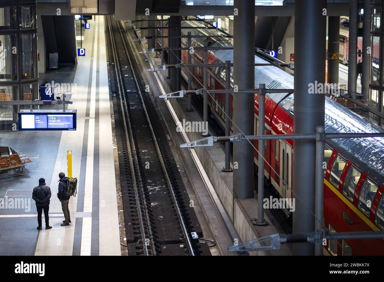 AM Berliner Hauptbahnhof stehen zwei Personen am Gleis. Heute ist der zweite Tag des Streiks der Lokfuehrergewerkschaft GDL, an dem mit Zugausfaellen zu rechnen ist. Berlino, 11.01.2024. Berlin Deutschland *** due persone sono in piedi sulla pista alla stazione centrale di Berlino oggi è il secondo giorno dello sciopero dei macchinisti union GDL, sul quale ci si aspetta la cancellazione del treno Berlino, 11 01 2024 Berlino Germania Copyright: XKiraxHofmannx Foto Stock