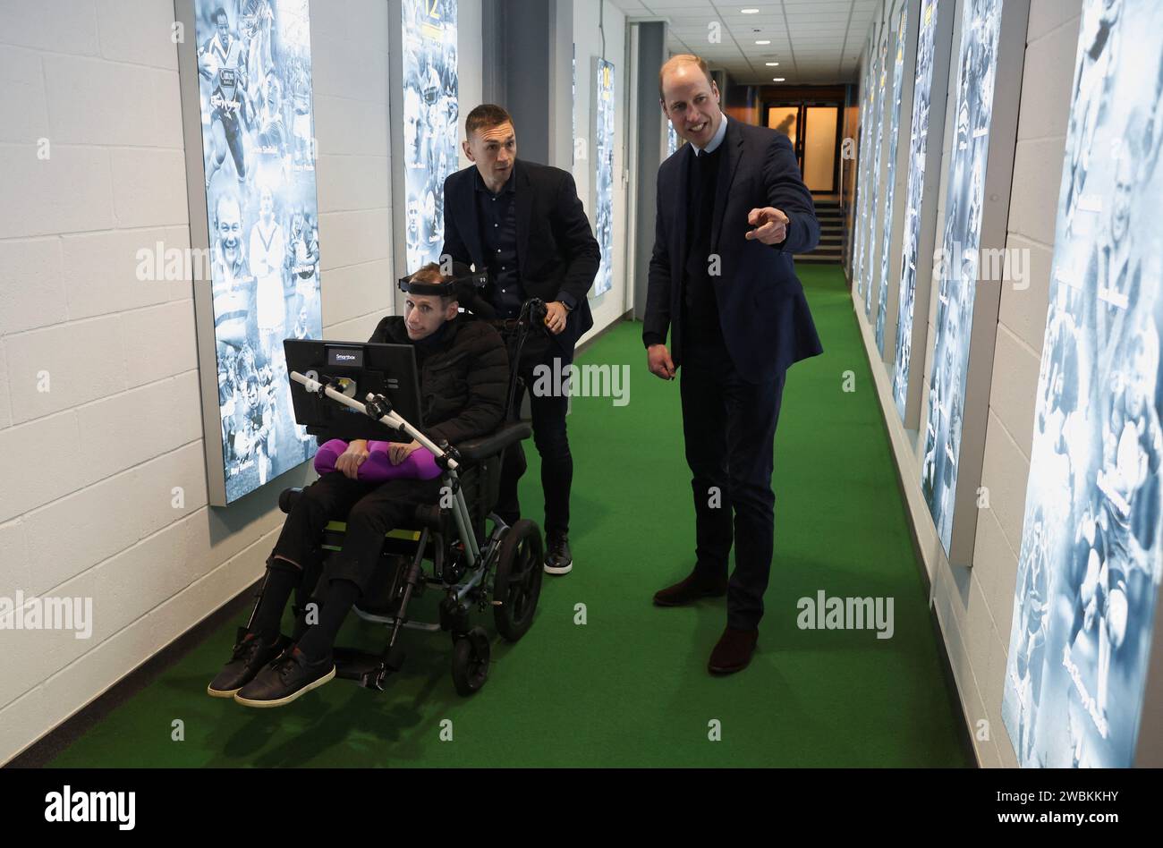 RITRASMETTENDO AGGIUNGENDO INFORMAZIONI ALLA DIDASCALIA il Principe di Galles (a destra) incontra Rob Burrow (a sinistra) e Kevin Sinfield durante una visita all'Headingley Stadium di Leeds, per congratularsi con loro e premiare loro un Comandante dell'ordine dell'Impero britannico (CBE), per i loro sforzi per sensibilizzare sulla malattia del Motor Neurone. Data immagine: Giovedì 11 gennaio 2024. Foto Stock