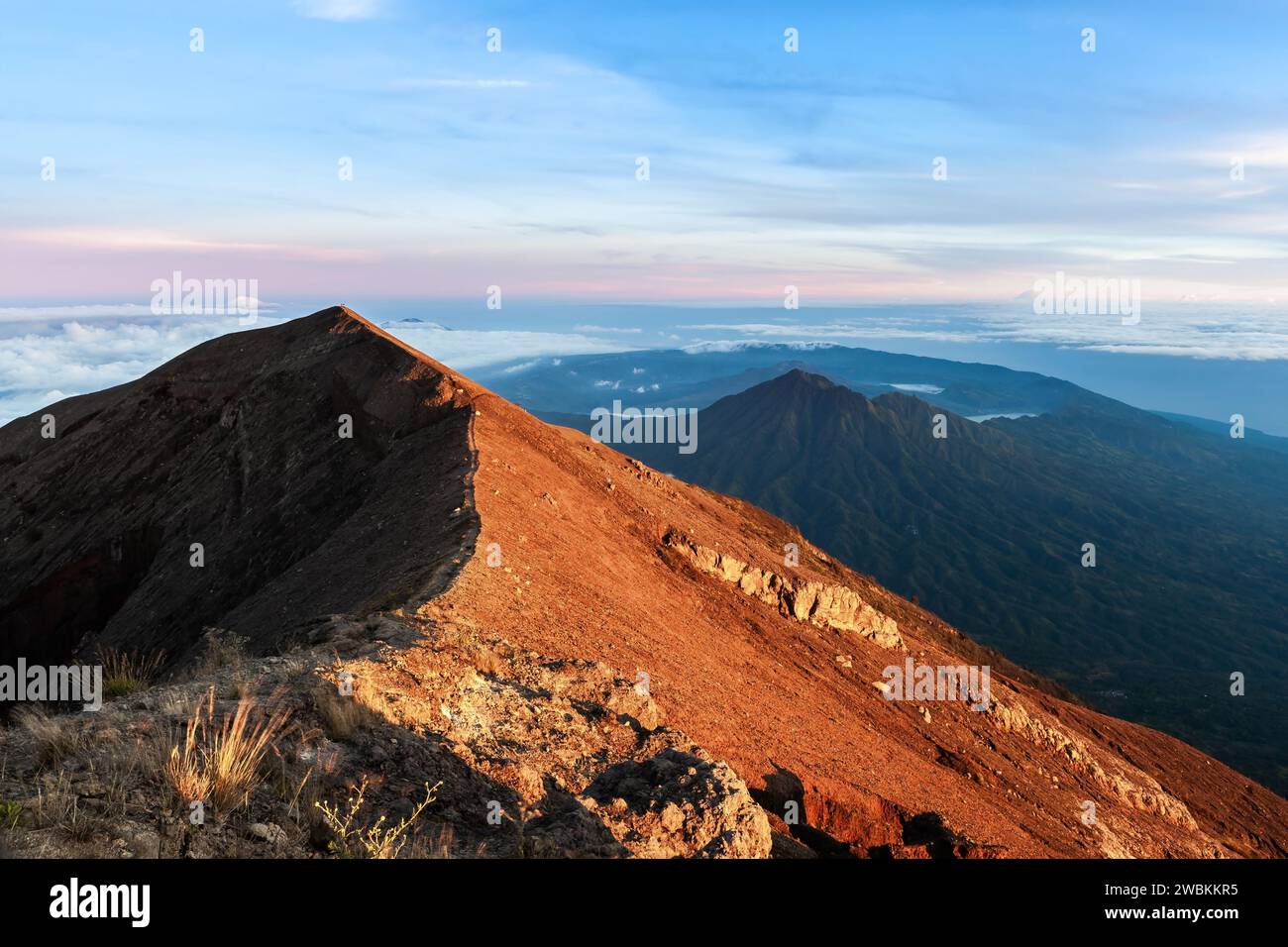 Cresta sommitale del monte Agung, punto più alto dell'isola di Bali, Indonesia. Splendida vista sul vulcano Batur calder all'alba. Bali, Indonesia. Foto Stock