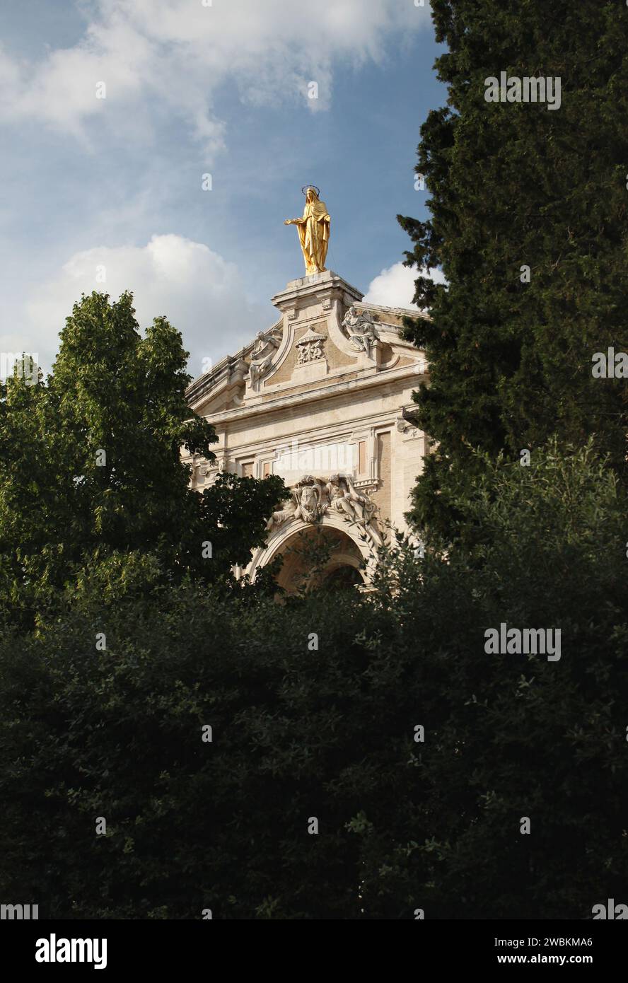 Una vista della facciata della basilica di Santa Maria degli Angeli e dei Martiri in Assisi, Italia. Foto Stock