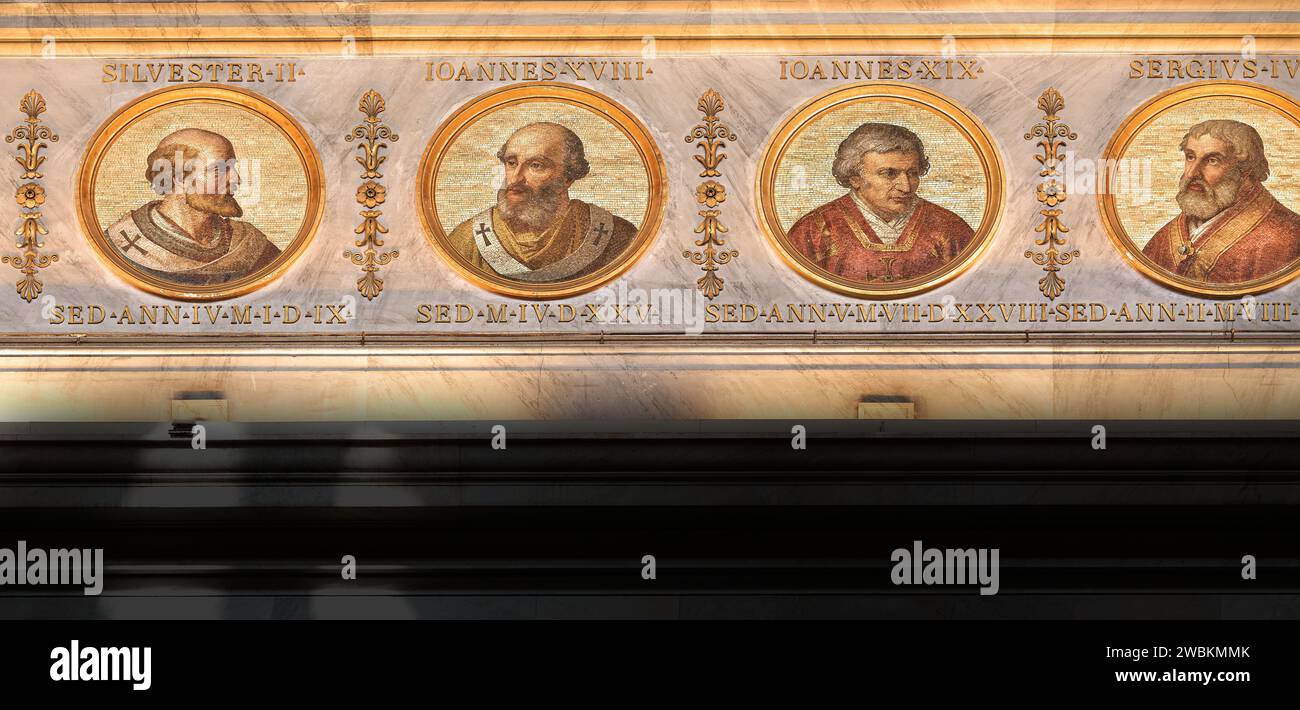 Ritratto a mosaico dei Papi Silvestro II, Giovanni VIII, Giovanni XIX e Sergio IV, su una parete nella basilica papale di San Paolo fuori le Mura, Roma, Italia. Foto Stock