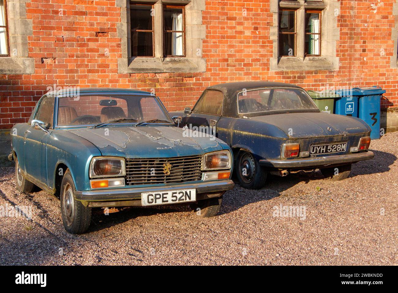 Due Peugeots Peugeot 304 anni '1970, polverose e classiche Foto Stock