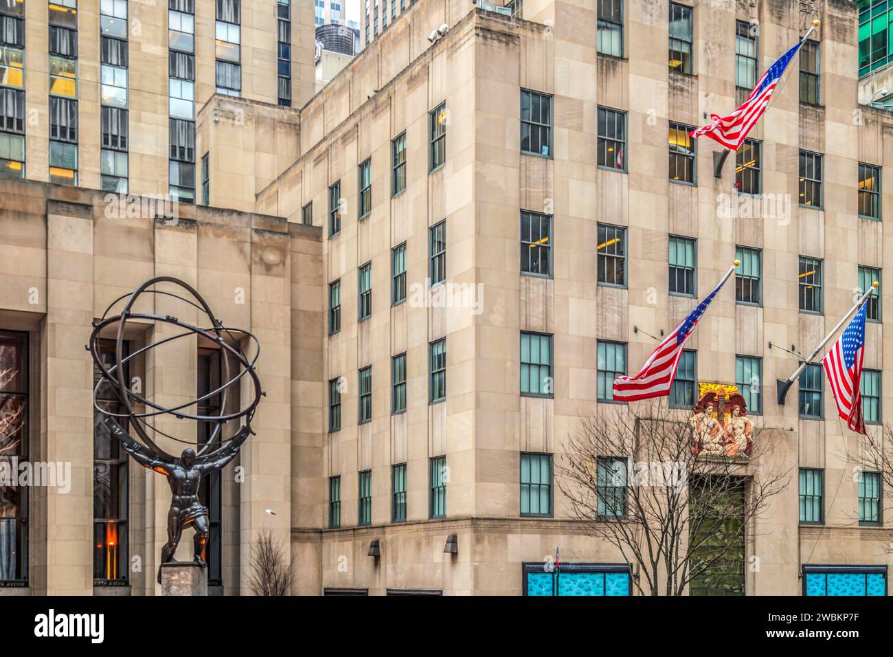 NEW YORK, USA - 6 MARZO 2020: Atlas, una statua di bronzo al Rockefeller Center, Midtown Manhattan. Si trova di fronte sulla Fifth Avenue in St. Patrick's Cathedral Foto Stock