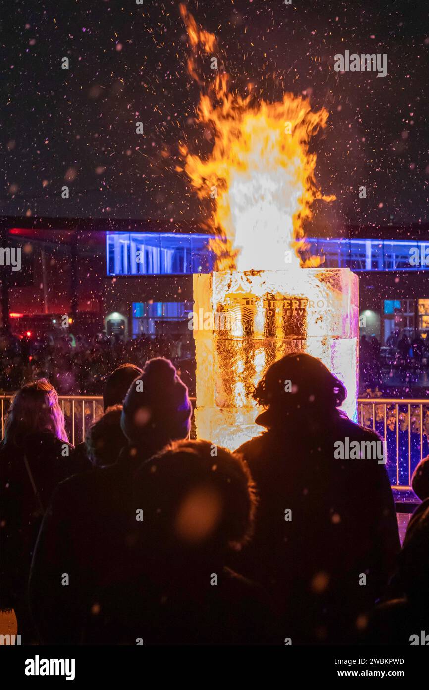 Detroit, Michigan - il Fire & Ice Festival sul lungofiume di Detroit presentava incisioni su ghiaccio, una delle quali, e Ice Tower, fu incendiata. Foto Stock