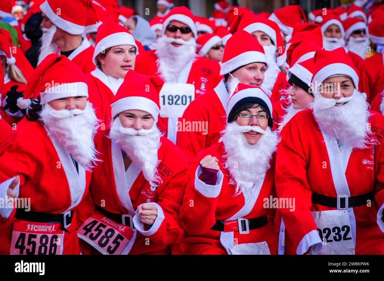 Santas sulla linea di partenza per Ri-Ra's Santa, corsa di 5 chilometri a Burlington, VT, USA. Foto Stock