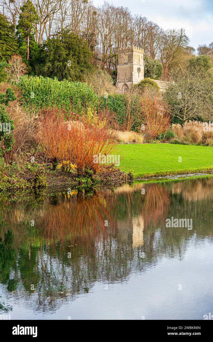 Chiesa di San Pietro vista dall'altra parte del lago a Dyrham Park, South Gloucestershire, Inghilterra Regno Unito Foto Stock