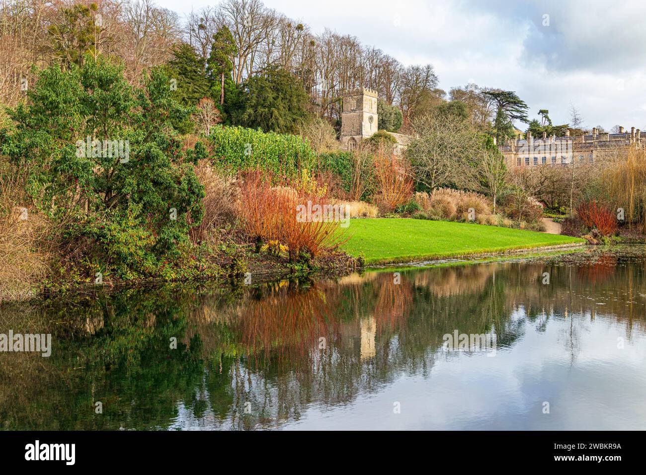 Chiesa di San Pietro vista dall'altra parte del lago a Dyrham Park, South Gloucestershire, Inghilterra Regno Unito Foto Stock