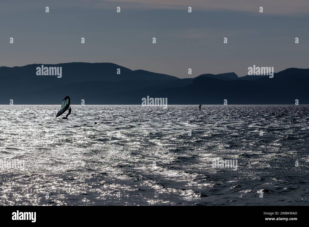 Vista di un turista che si diverte a fare surf in aliscafo presso la spiaggia di Mylopotas a iOS in Grecia Foto Stock