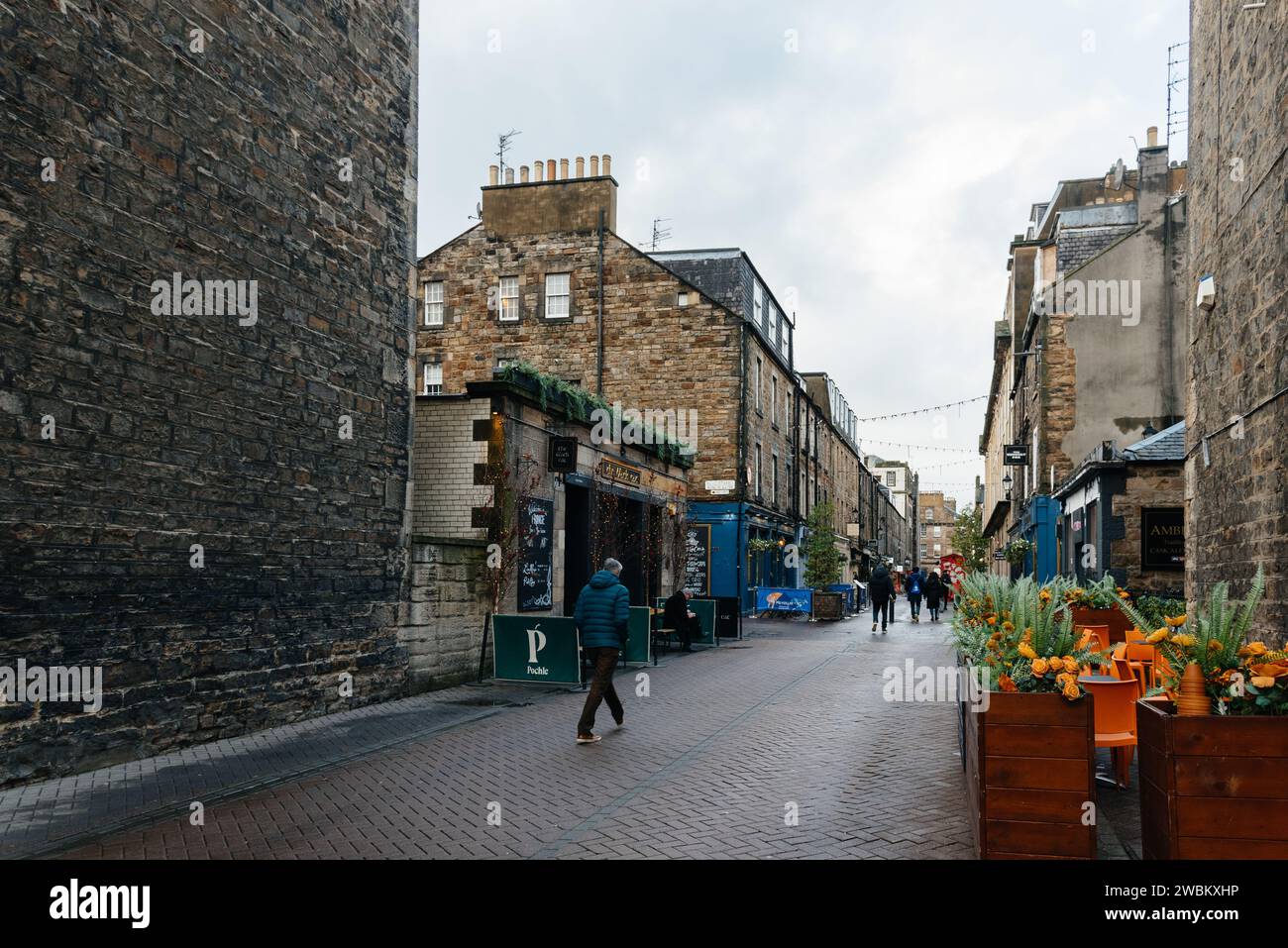 Edimburgo, Regno Unito - 5 dicembre 2023: Vista panoramica di Rose Street. Si tratta di una strada pedonale nella città nuova famosa per i ristoranti. Foto Stock