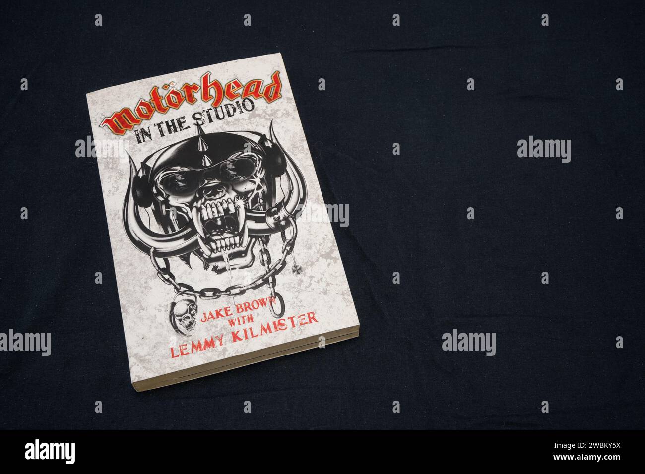 Jake Brown - Motörhead in the Studio Book on dark surface. Lahti, Finlandia. 30 dicembre 2023. Foto Stock