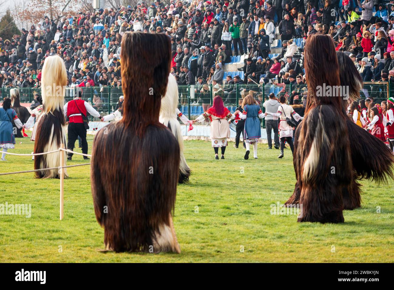 I ballerini Kukeri hanno chiamato Babugeri all'annuale festival invernale Simitlia a Simitli, Bulgaria, Europa orientale, Balcani, UE Foto Stock