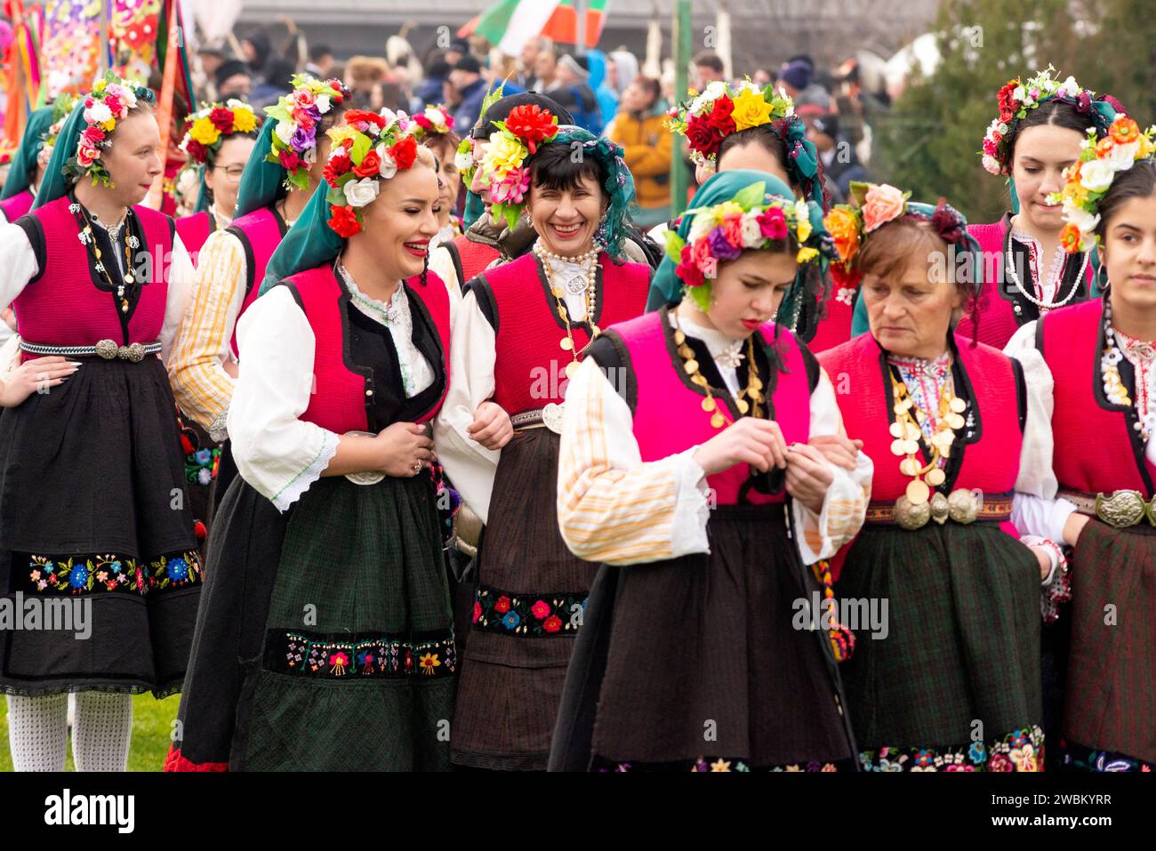 Gruppo di ballerine vestite con costumi tradizionali tipici della Bulgaria centrale all'annuale festival Winter Simitlia, Simitli, Bulgaria, UE Foto Stock