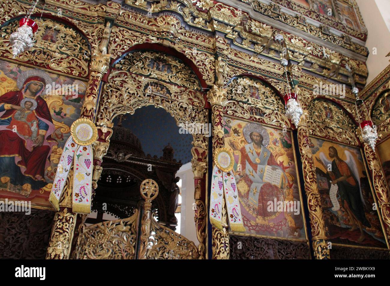 pala d'altare scolpita in una chiesa in un monastero ortodosso (agia triada) a creta in grecia Foto Stock