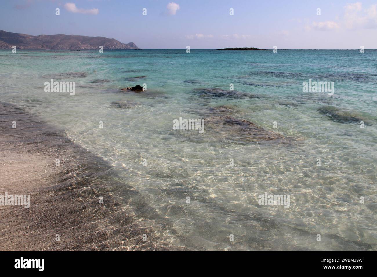 mare mediterraneo sulla spiaggia di elafonissi a creta in grecia Foto Stock