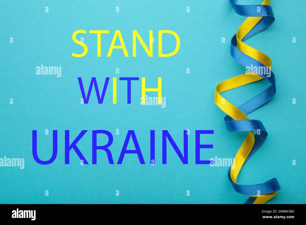 Stativo con l'Ucraina su sfondo blu. Conflitto tra Ucraina e Russia. Niente guerra, basta guerra, aggressione russa. Patriota ucraino. Top V Foto Stock