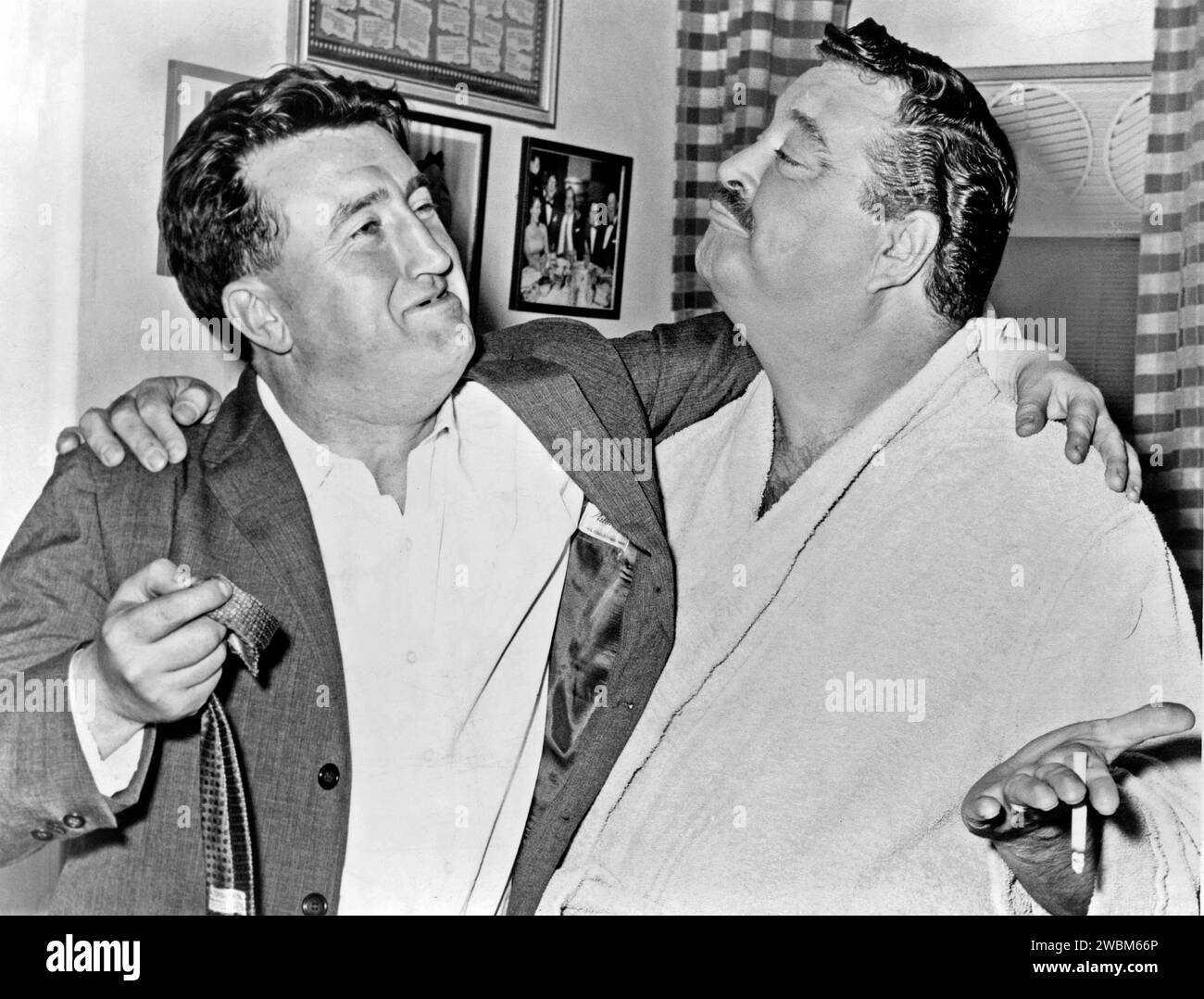 Jackie Gleason (John Herbert Gleason: 1916-1987). Lo scrittore irlandese Brendan Behan con Jackie Gleason nel camerino di Gleason dopo una performance di Take me Along (1960). Foto Stock