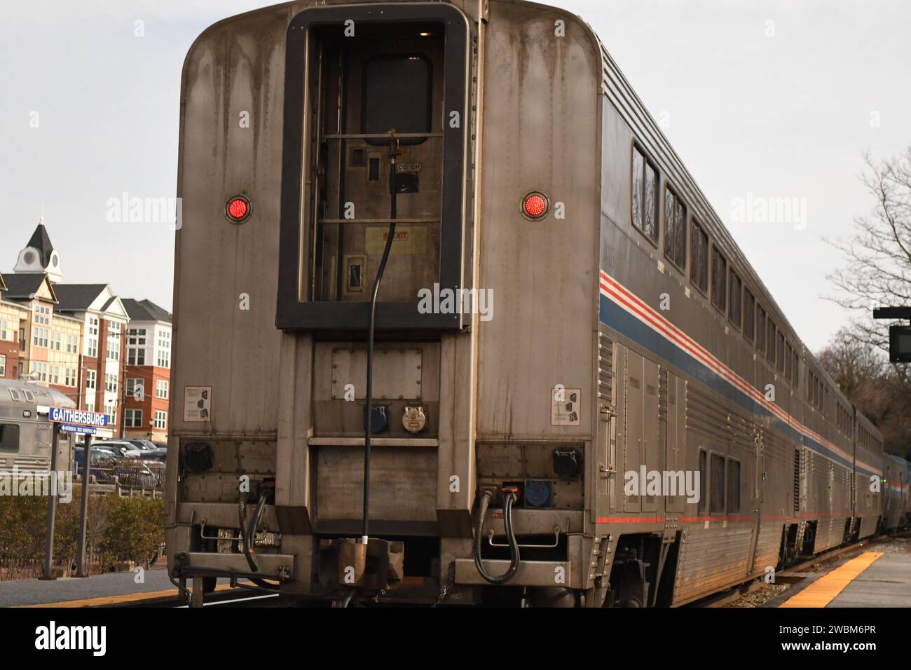 Il treno Amtrak Capitol Limited in viaggio da Chicago a DC, passando attraverso la stazione ferroviaria di Gaithersburg, Maryland. Foto Stock