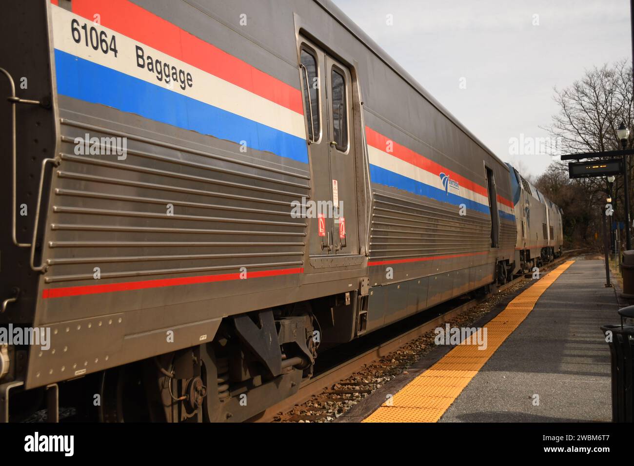 Il treno Amtrak Capitol Limited in viaggio da Chicago a DC, passando attraverso la stazione ferroviaria di Gaithersburg, Maryland. Foto Stock