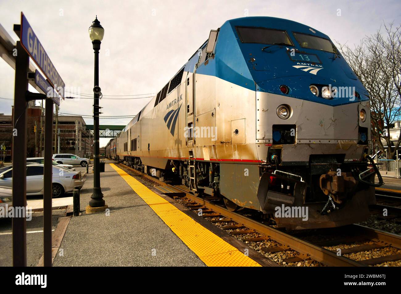 Il treno Amtrak Capitol Limited in viaggio da Chicago a DC, passando attraverso la stazione ferroviaria di Gaithersburg, Maryland. Foto Stock