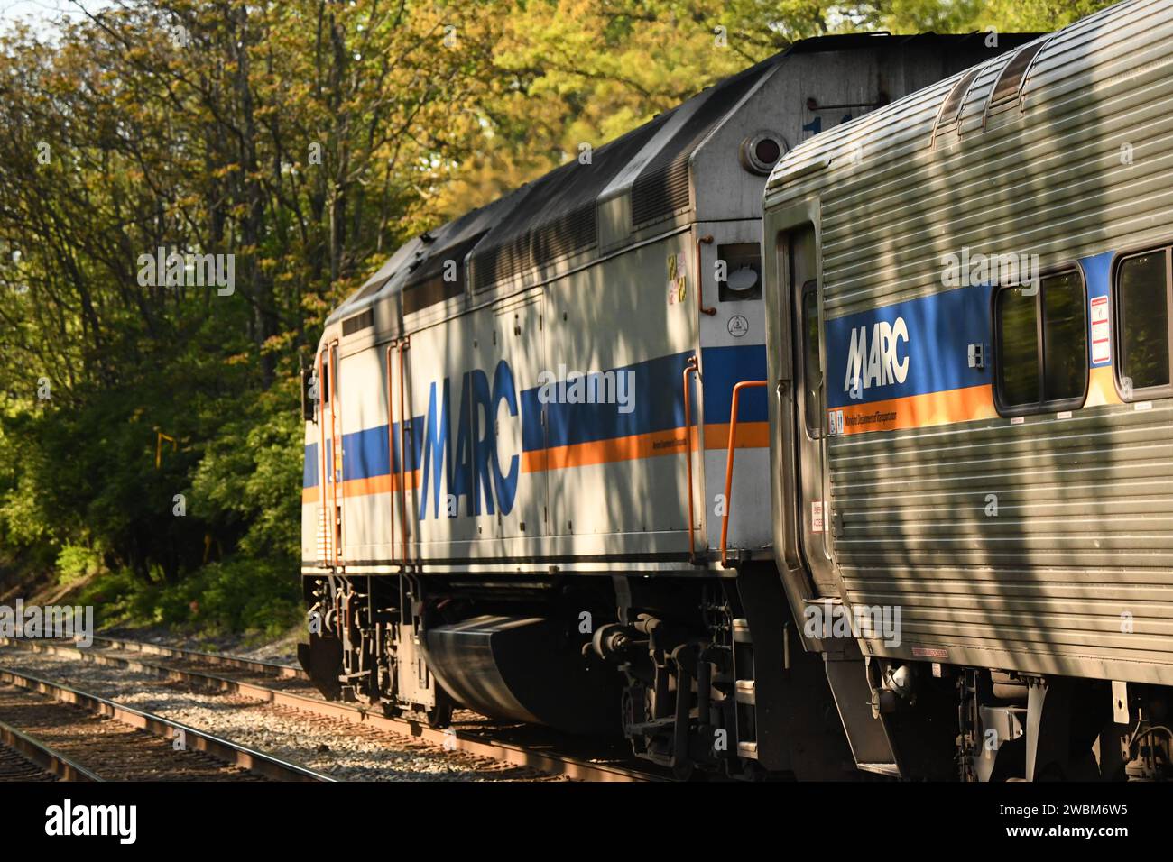 "Gaithersburg, MD - USA - 04-23-2023: Ecco una foto di un treno MP36H MARC che si trova nella stazione ferroviaria di Washington Grove." Foto Stock