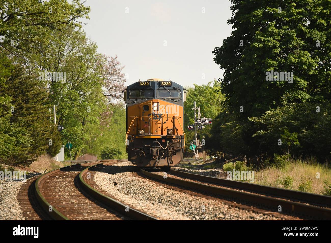 Una foto di una mossa elettrica della CSX attraverso la stazione ferroviaria di Washington Grove a Gaithersburg, Maryland. Foto Stock