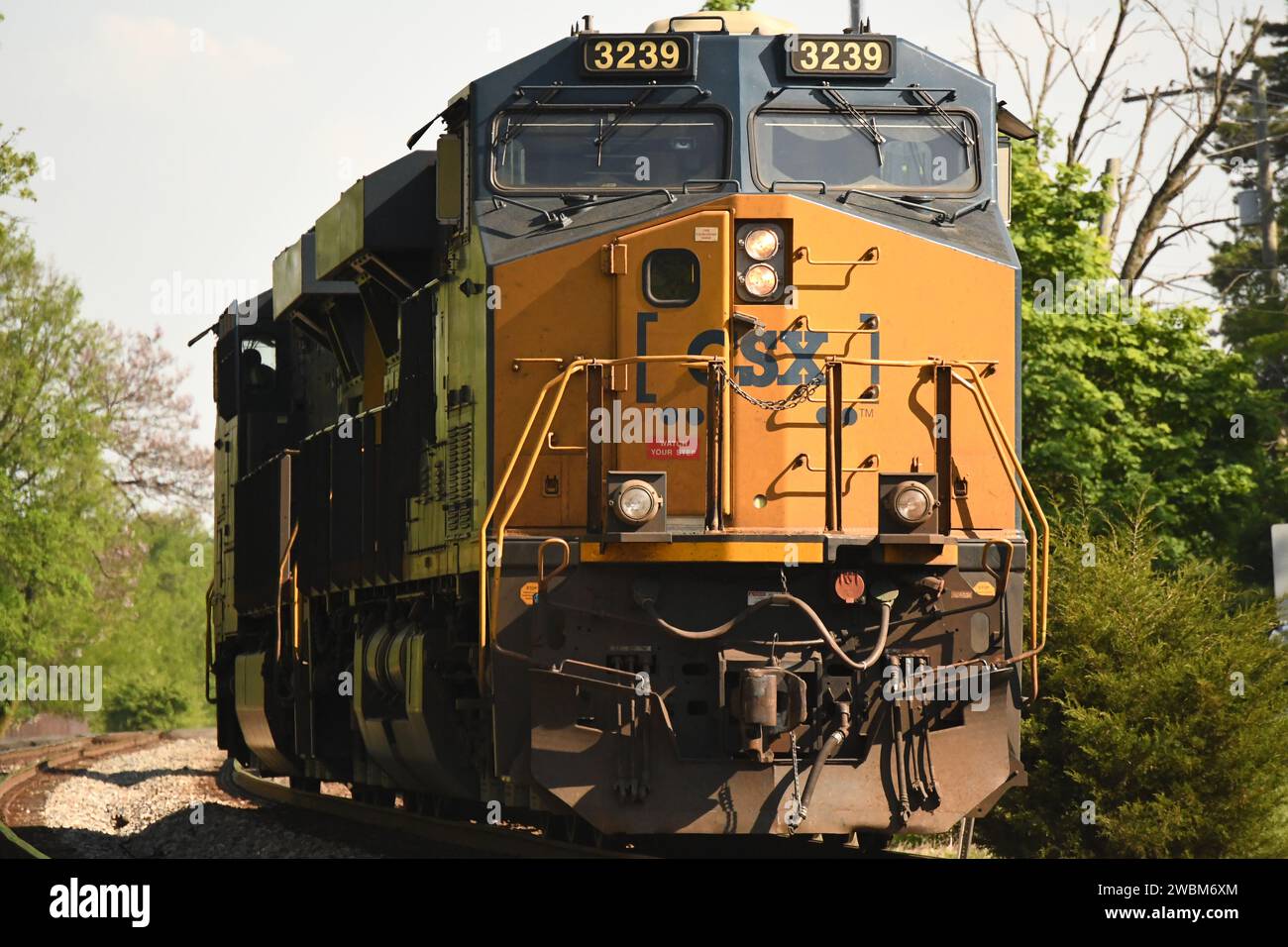 Una foto di una mossa elettrica della CSX attraverso la stazione ferroviaria di Washington Grove a Gaithersburg, Maryland. Foto Stock