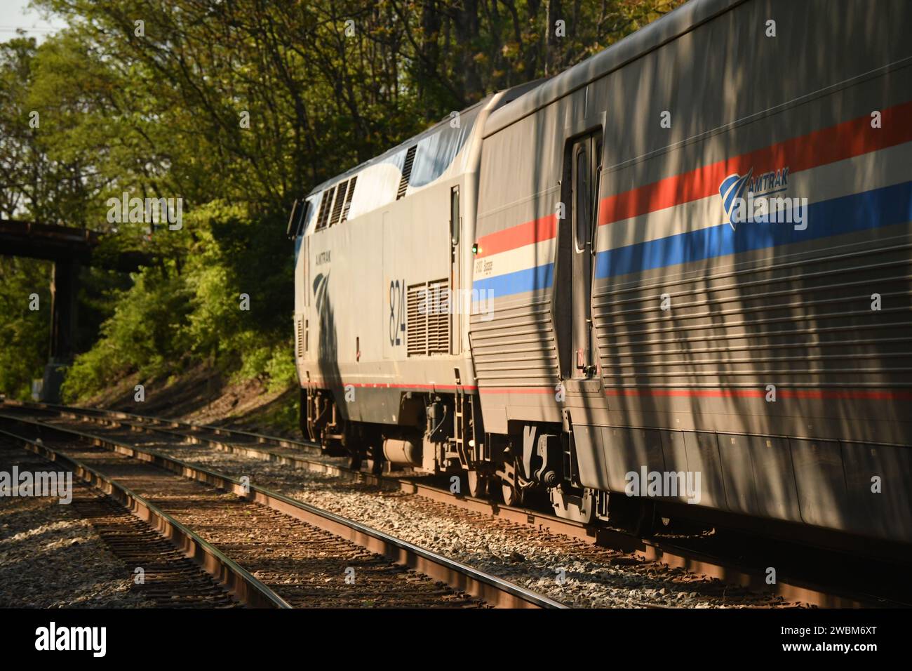 Il treno della Amtrak Capitol Limited si dirige da DC a Chicago, passando attraverso la stazione ferroviaria di Washington Grove a Gaithersburg, Maryland. Foto Stock
