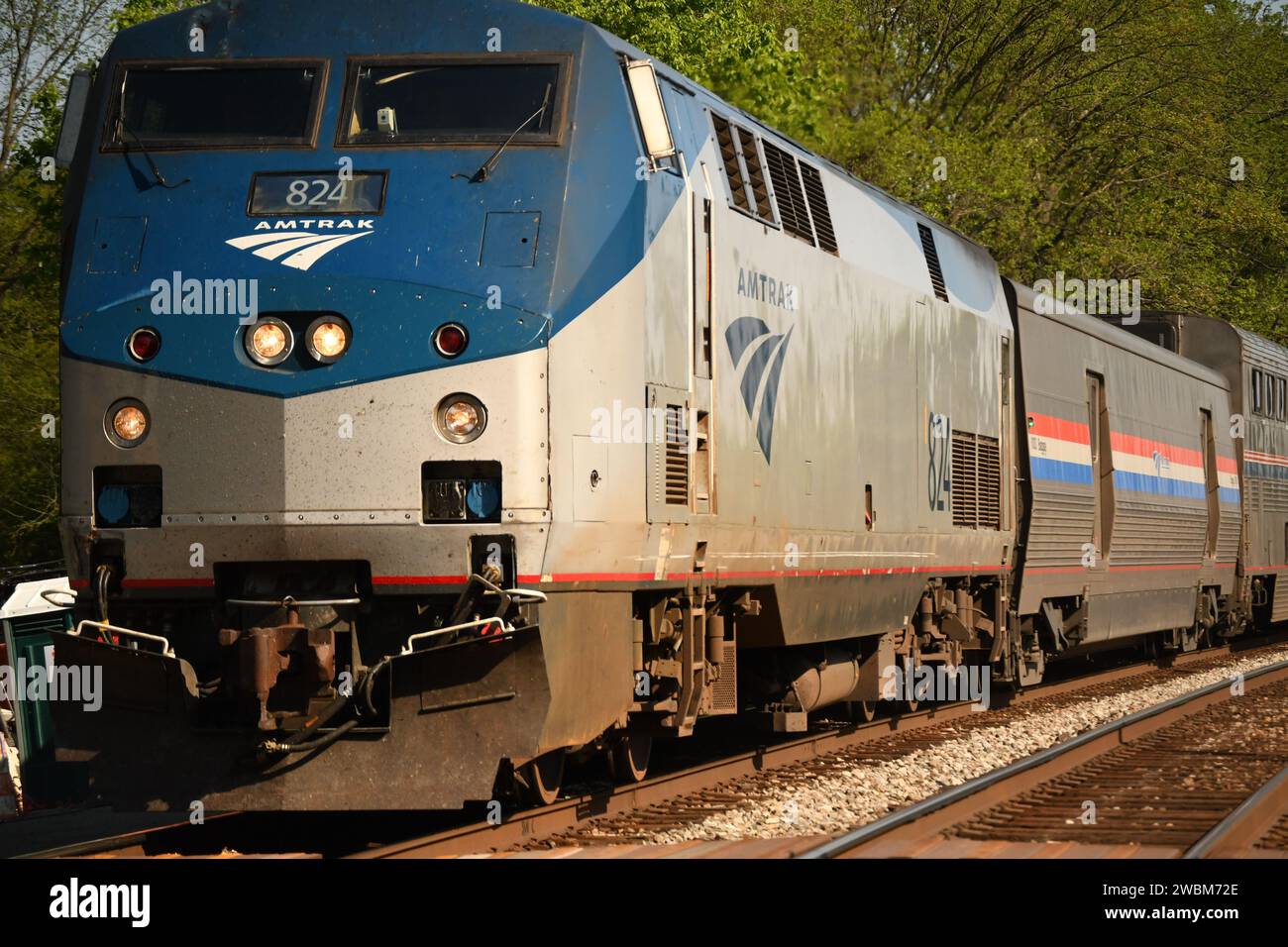Il treno della Amtrak Capitol Limited si dirige da DC a Chicago, passando attraverso la stazione ferroviaria di Washington Grove a Gaithersburg, Maryland. Foto Stock