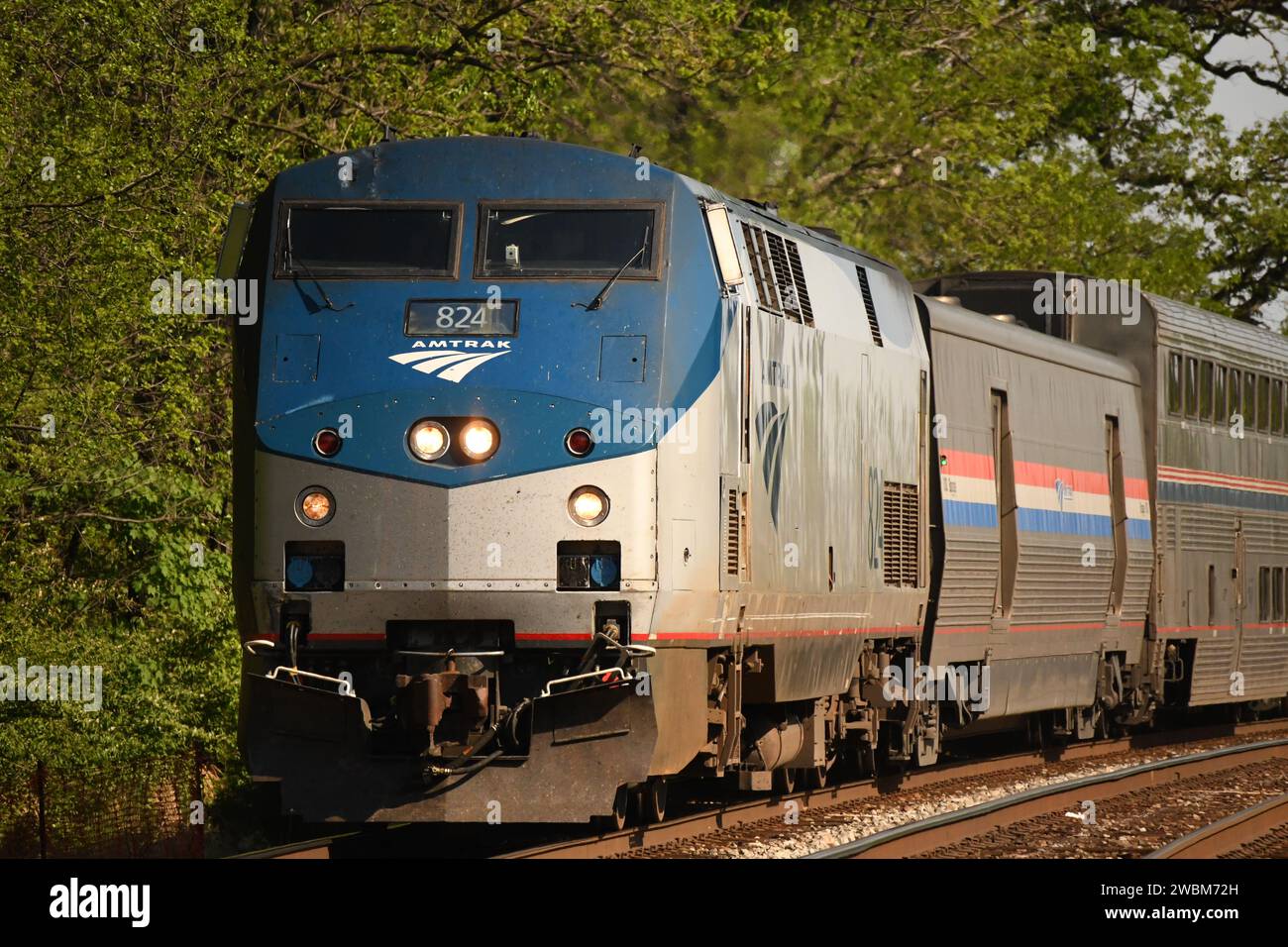 Il treno della Amtrak Capitol Limited si dirige da DC a Chicago, passando attraverso la stazione ferroviaria di Washington Grove a Gaithersburg, Maryland. Foto Stock