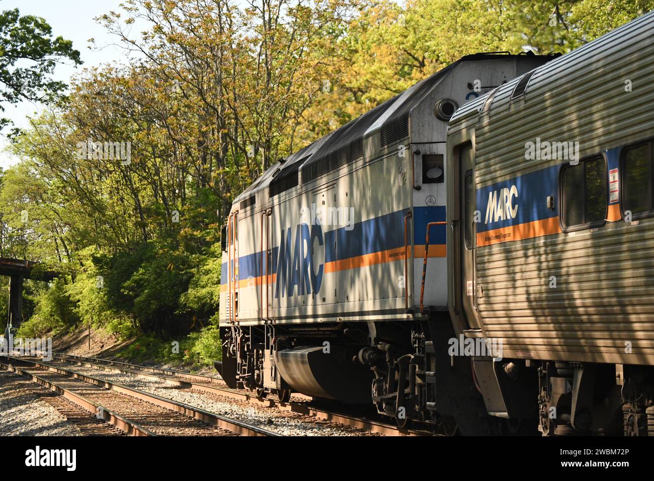 "Gaithersburg, MD - USA - 04-23-2023: Ecco una foto di un treno MP36H MARC che si trova nella stazione ferroviaria di Washington Grove." Foto Stock
