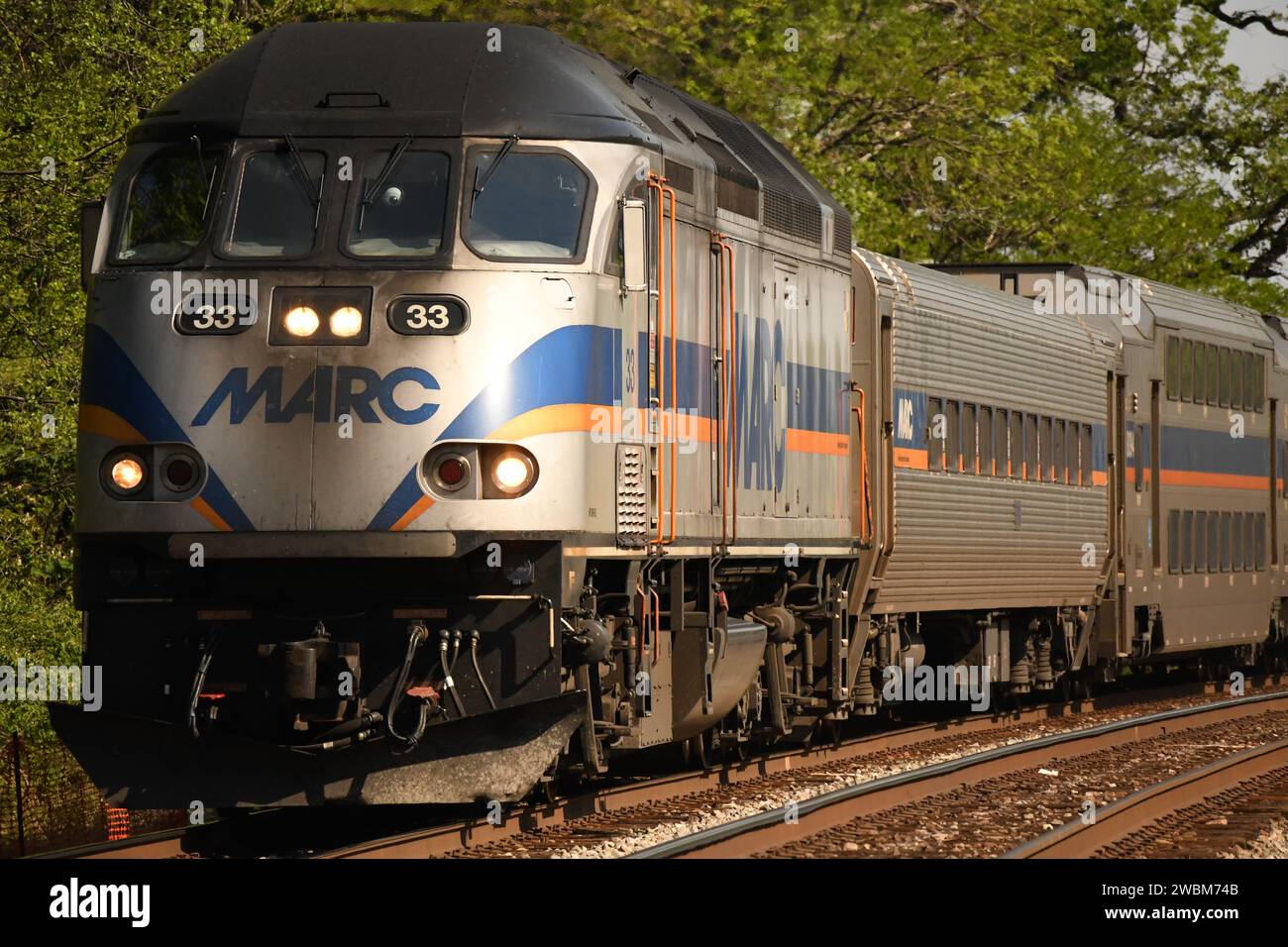 "Gaithersburg, MD - USA - 04-23-2023: Ecco una foto di un treno MP36H MARC che si trova nella stazione ferroviaria di Washington Grove." Foto Stock