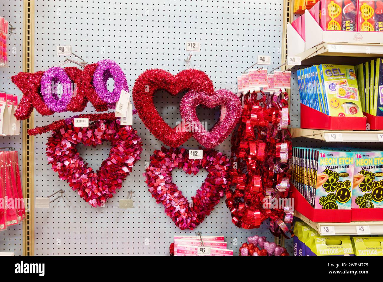 Decorazioni di San Valentino appese al banco espositore del supermercato  Foto stock - Alamy