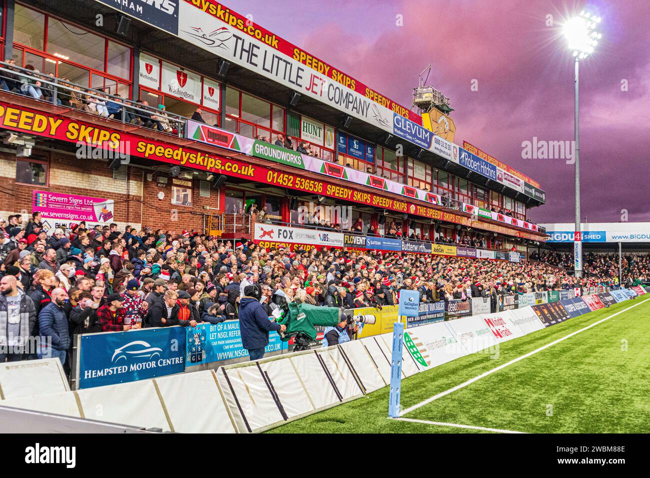 Tifosi a West Terrace per la partita con il Northampton il 23/12/2023 al Kingsholm Stadium, sede del Gloucester Rugby, Gloucester, Inghilterra Regno Unito Foto Stock