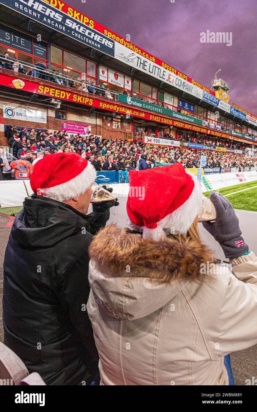 Tifosi a West Terrace per la partita con il Northampton il 23/12/2023 al Kingsholm Stadium, sede del Gloucester Rugby, Gloucester, Inghilterra Regno Unito Foto Stock