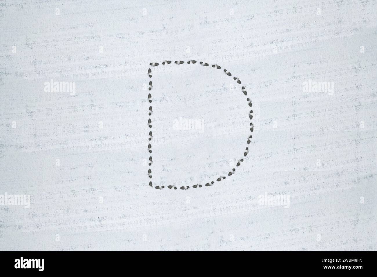 La lettera D scritta nella neve. Scritti invernali. Foto Stock