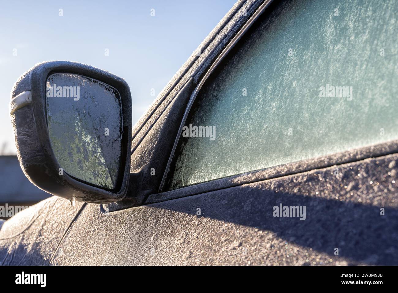 Specchietto per auto ghiacciato durante la stagione invernale Foto Stock