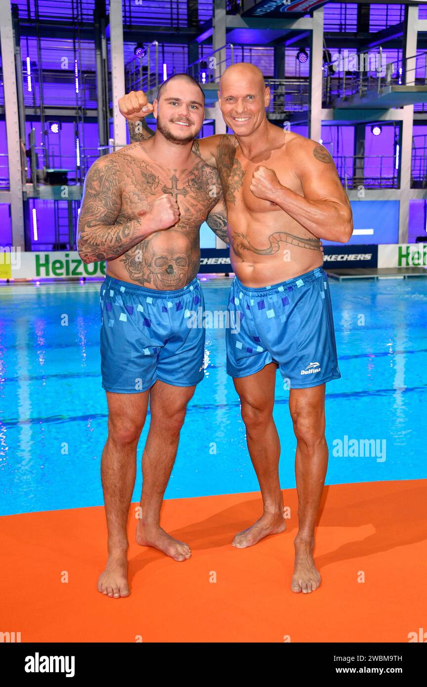 Nico Legat und Thorsten Legat beim Photocall zur Fernsehshow RTL Turmspringen aus der Schwimm- und Sprunghalle im Europasportpark Berlin. Berlin, 11.01.2024 *** Nico Legat e Thorsten Legat alla photocall per lo show televisivo RTL Turmspringen dalla sala nuoto e immersioni nell'Europasportpark Berlin Berlin, 11 01 2024 foto:Xn.xKubelkax/xFuturexImagex turmspringen_4164 Foto Stock