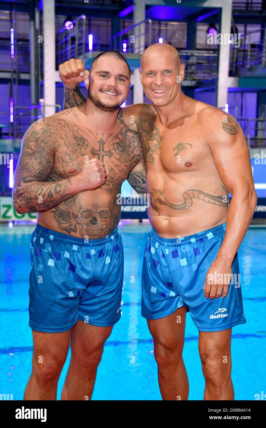 Nico Legat und Thorsten Legat beim Photocall zur Fernsehshow RTL Turmspringen aus der Schwimm- und Sprunghalle im Europasportpark Berlin. Berlin, 11.01.2024 *** Nico Legat e Thorsten Legat alla photocall per lo show televisivo RTL Turmspringen dalla sala nuoto e immersioni nell'Europasportpark Berlin Berlin, 11 01 2024 foto:Xn.xKubelkax/xFuturexImagex turmspringen_4165 Foto Stock