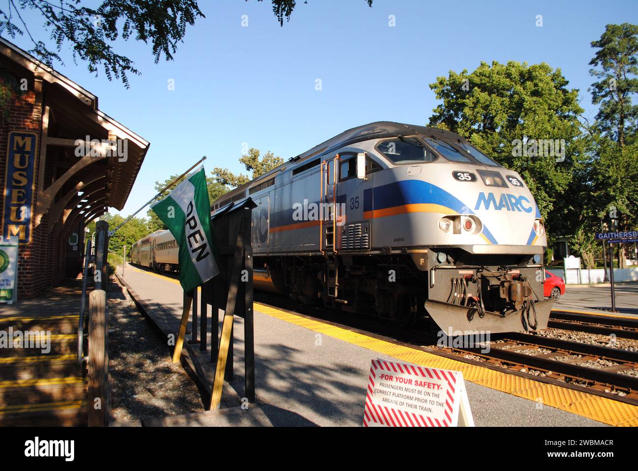 Una foto di un treno MARC alla stazione ferroviaria di Gaithersburg, Maryland. Foto Stock