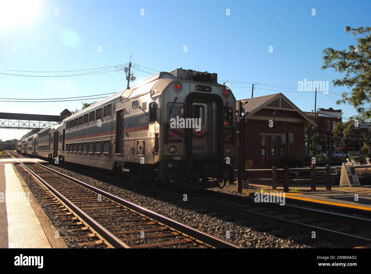 Una foto di un treno MARC alla stazione ferroviaria di Gaithersburg, Maryland. Foto Stock