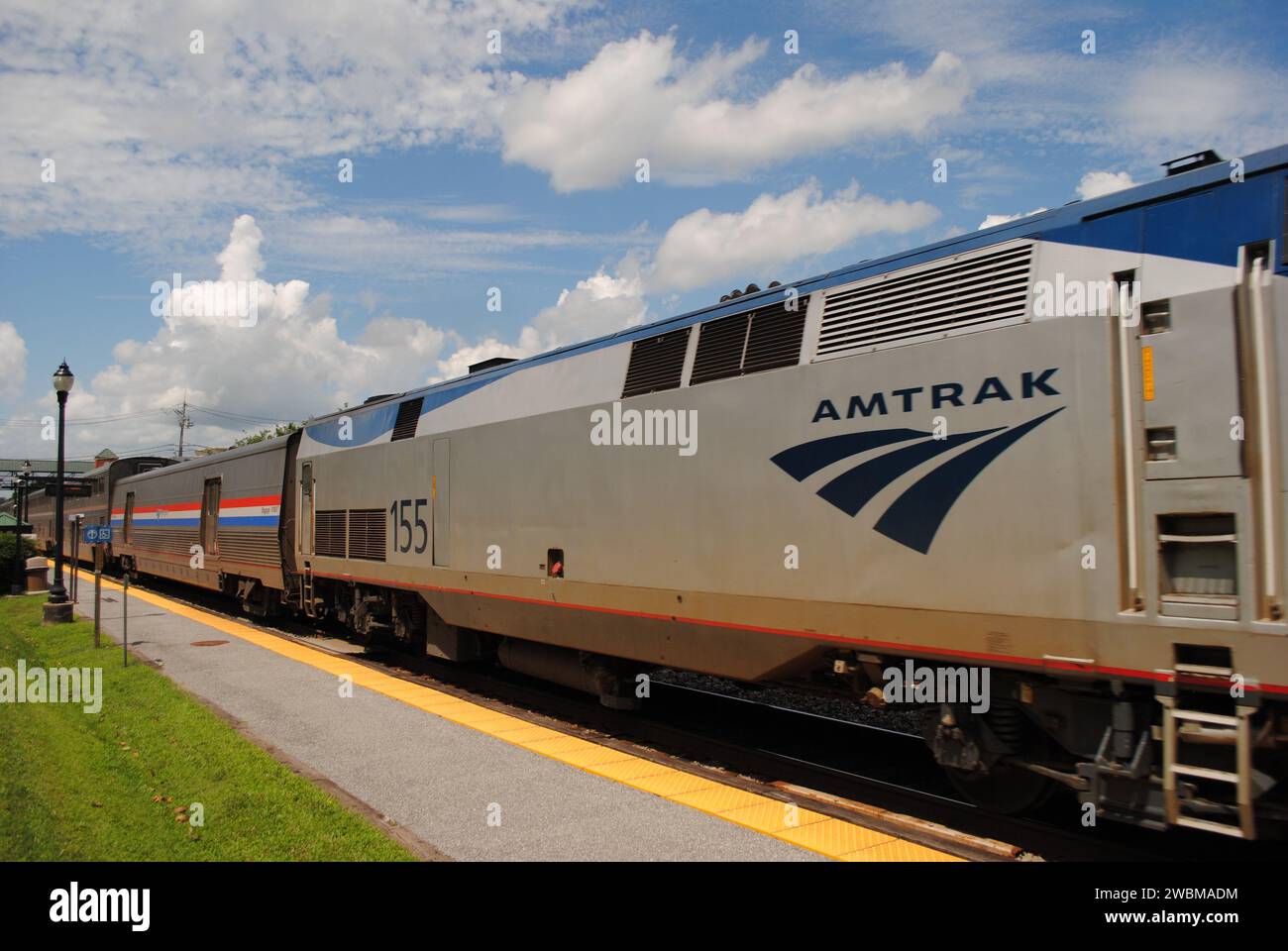 La Amtrak Capitol Limited P030 attraversa la stazione ferroviaria di Gaithersburg, Maryland, e da Chicago a Washington DC. Foto Stock