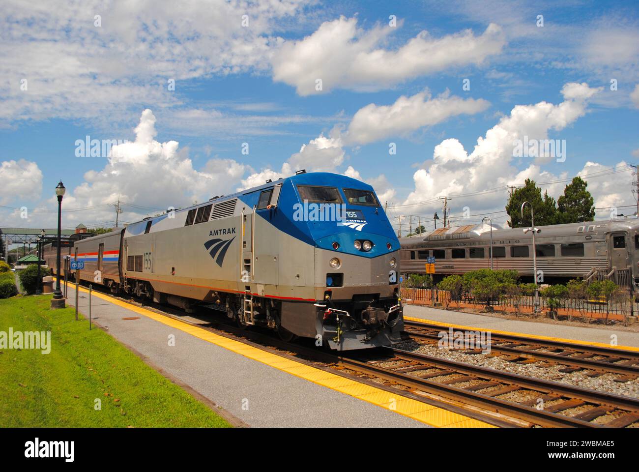 La Amtrak Capitol Limited P030 attraversa la stazione ferroviaria di Gaithersburg, Maryland, e da Chicago a Washington DC. Foto Stock