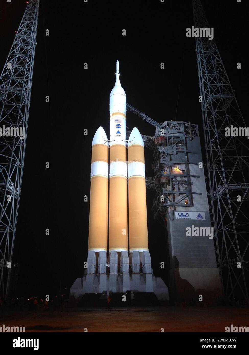 Il gantry di lancio viene riportato indietro per rivelare la navicella spaziale Orion per Exploration Flight test-1 (EFT-1) montata sulla cima di un razzo pesante Delta IV della United Launch Alliance presso lo Space Launch Complex 37 della Cape Canaveral Air Force Station il 3 dicembre 2014. Orion è la nuova navicella spaziale della NASA costruita per trasportare esseri umani, progettata per permetterci di viaggiare verso destinazioni mai visitate prima dagli esseri umani, tra cui un asteroide e Marte. Foto Stock