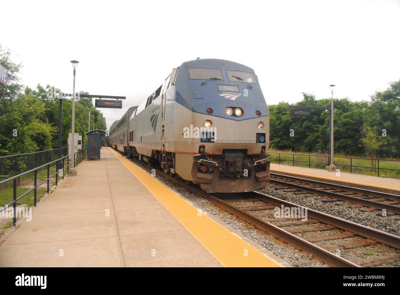 Una foto della Amtrak Capitol Limited che attraversa la stazione Metropolitan Grove di Gaithersburg, Maryland, diretta da Chicago a DC. Foto Stock