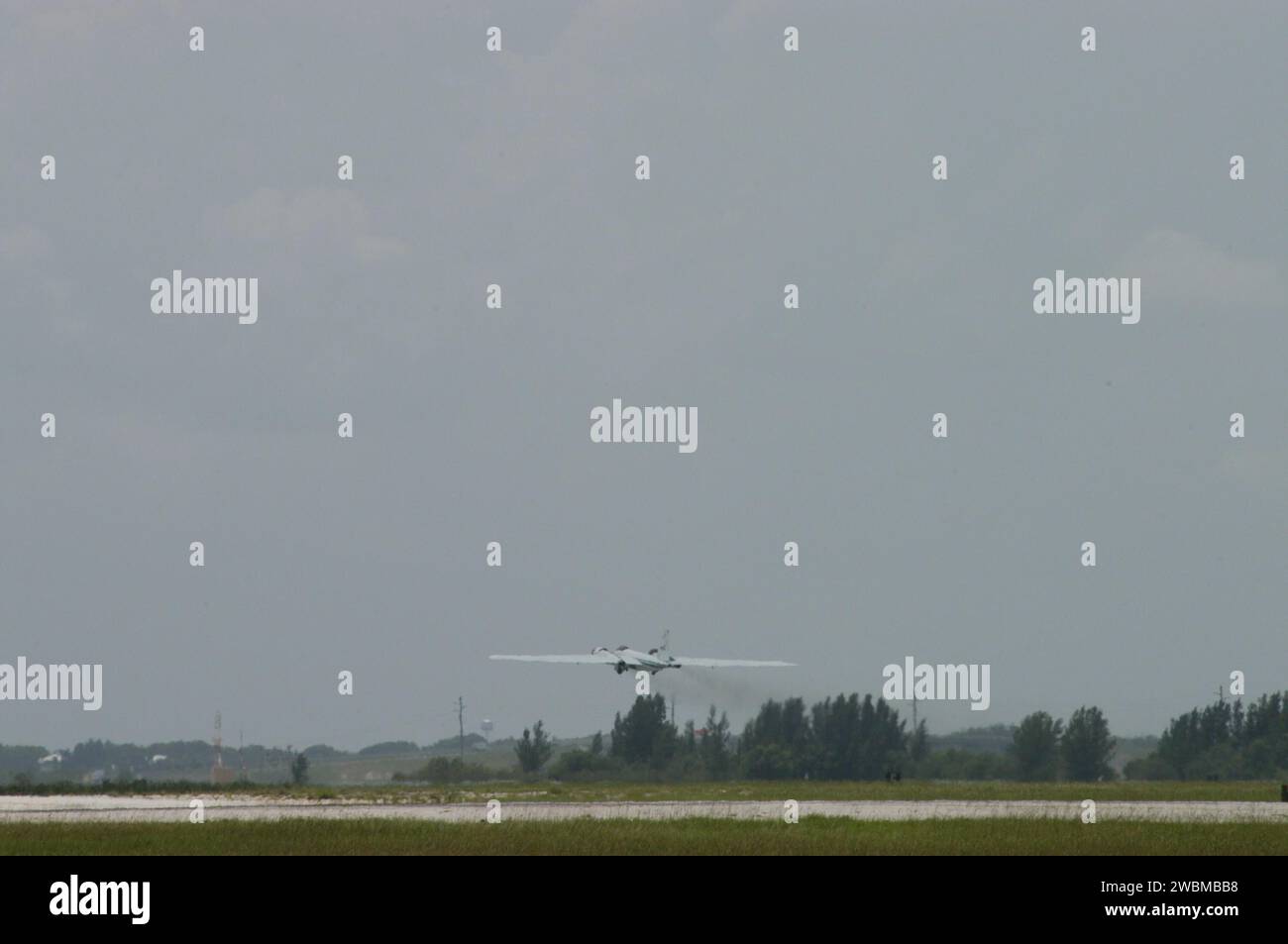 KENNEDY SPACE CENTER, FLA. - Alla Patrick Air Force base di Cocoa Beach, Ban., l'aereo WB-57F decolla per un volo di prova. L'aereo scatterà foto dello Space Shuttle Discovery durante il suo lancio durante la missione STS-114 di ritorno al volo. La NASA ha approvato lo sviluppo e l'implementazione del sistema di imaging basato sugli aerei, noto come WB-57 Ascent Video Experiment (WAVE). L'ONDA fornisce sia immagini di salita che di ingresso e consente una migliore osservazione dello Shuttle nei giorni di copertura nuvolosa più pesante e nelle aree oscurate dalle telecamere a terra dal pennacchio di scarico del lancio. WAVE comprende un tu a sfera da 32 pollici Foto Stock