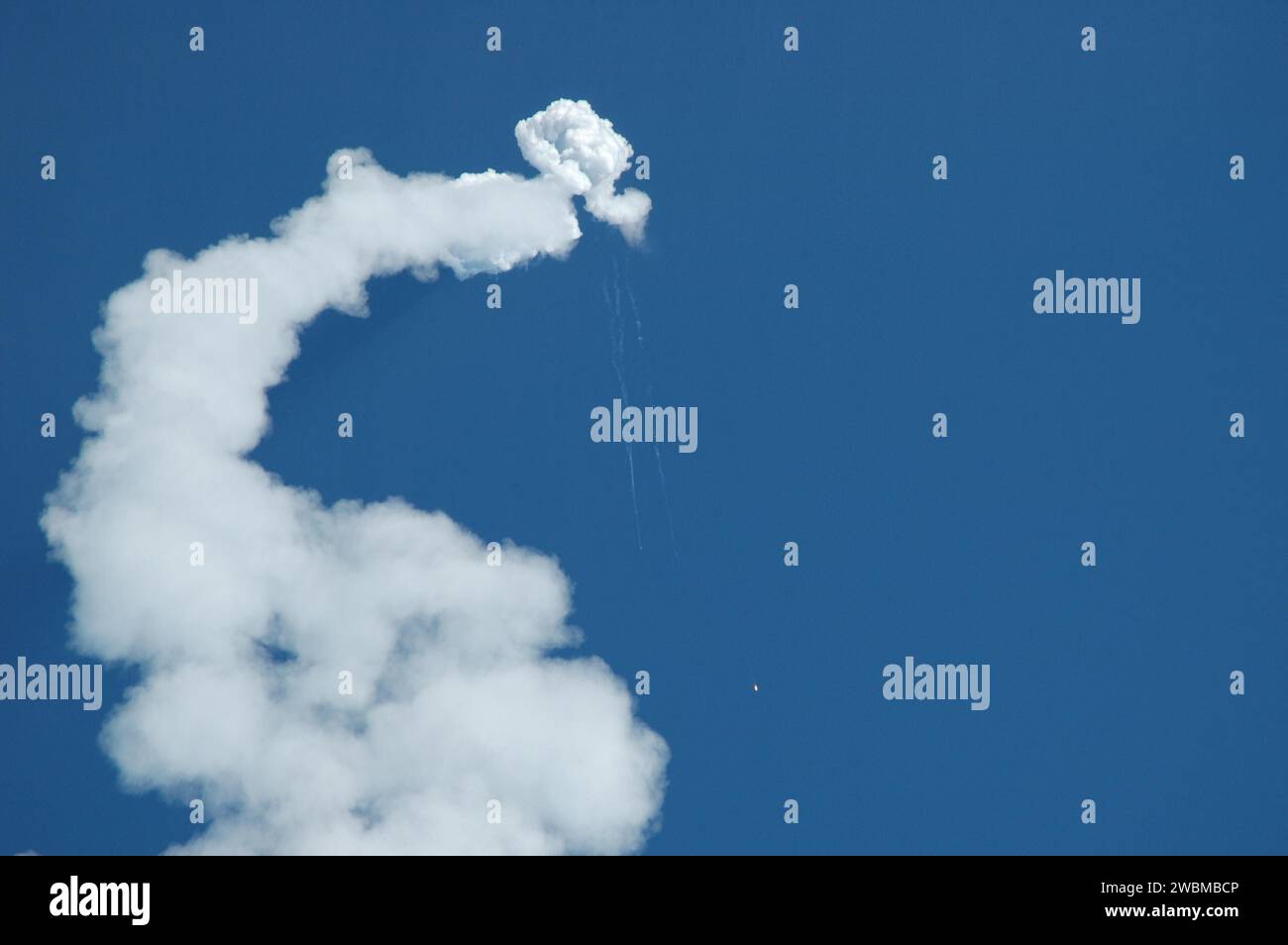 KENNEDY SPACE CENTER, FLA. - I Solid Rocket Booster del razzo Boeing Delta II, utilizzati per lanciare la navicella spaziale Swift della NASA, cadono verso l'Oceano Atlantico mentre il razzo continua a scendere dal raggio d'azione. Il lancio ebbe luogo presso il Complex 17A presso la Cape Canaveral Air Force Station il 20 novembre alle 12 16 00,611 EST. Swift è il primo osservatorio a lunghezze d'onda multiple del suo genere dedicato allo studio della scienza dello scoppio dei raggi gamma. I suoi tre strumenti funzionano insieme per osservare GRB e afterglows nelle lunghezze d'onda gamma, raggi X, ultravioletti e ottiche. Foto Stock