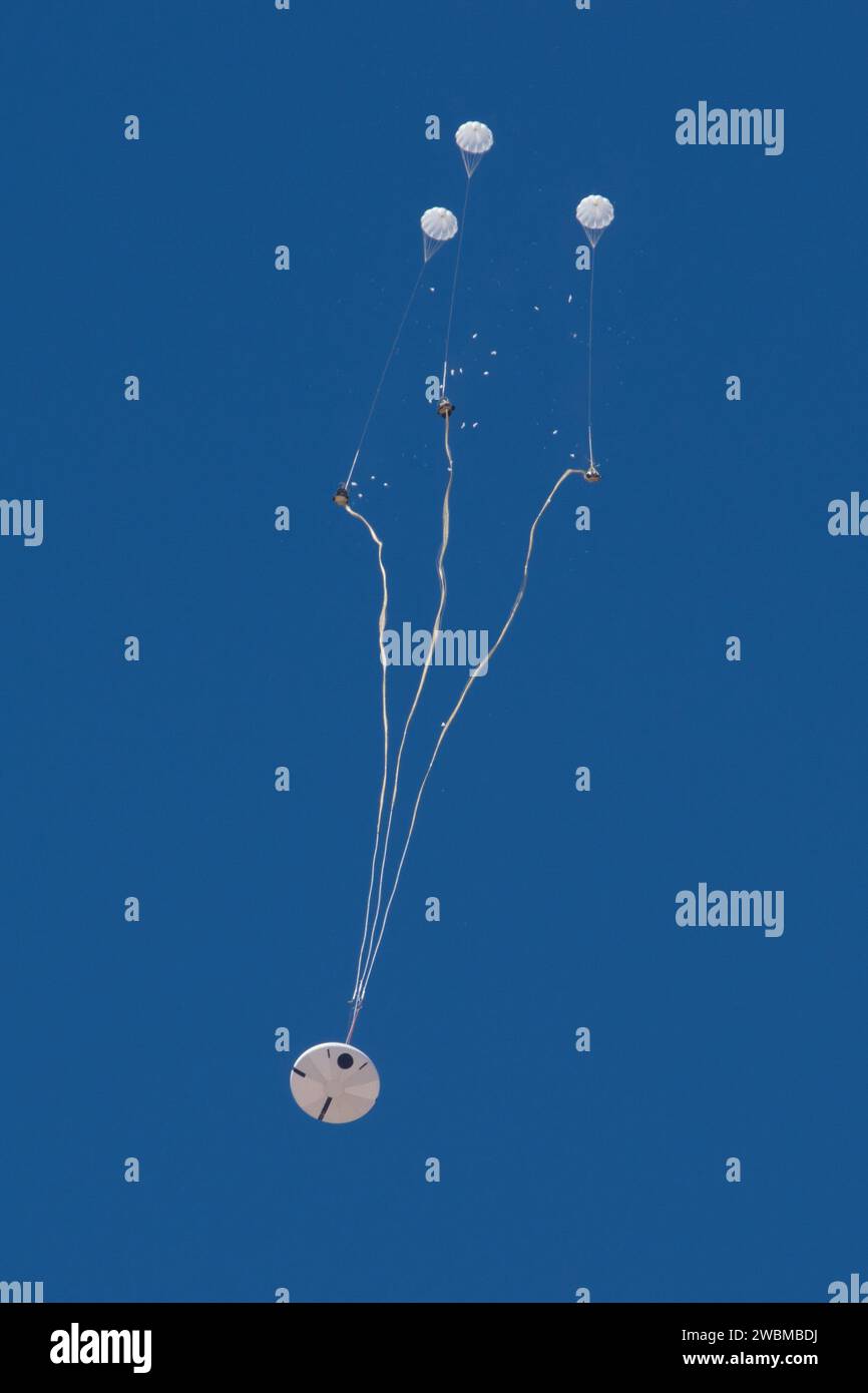 Un test di caduta presso lo U.S. Army Yuma Proving Ground, Arizona, il 14 giugno 2017, qualificò il sistema di paracadute di Orion per garantire la sicurezza per le missioni di volo spaziale umano. Foto Stock