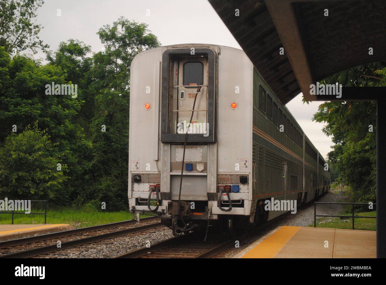 Una foto della Amtrak Capitol Limited che attraversa la stazione Metropolitan Grove di Gaithersburg, Maryland, diretta da Chicago a DC. Foto Stock