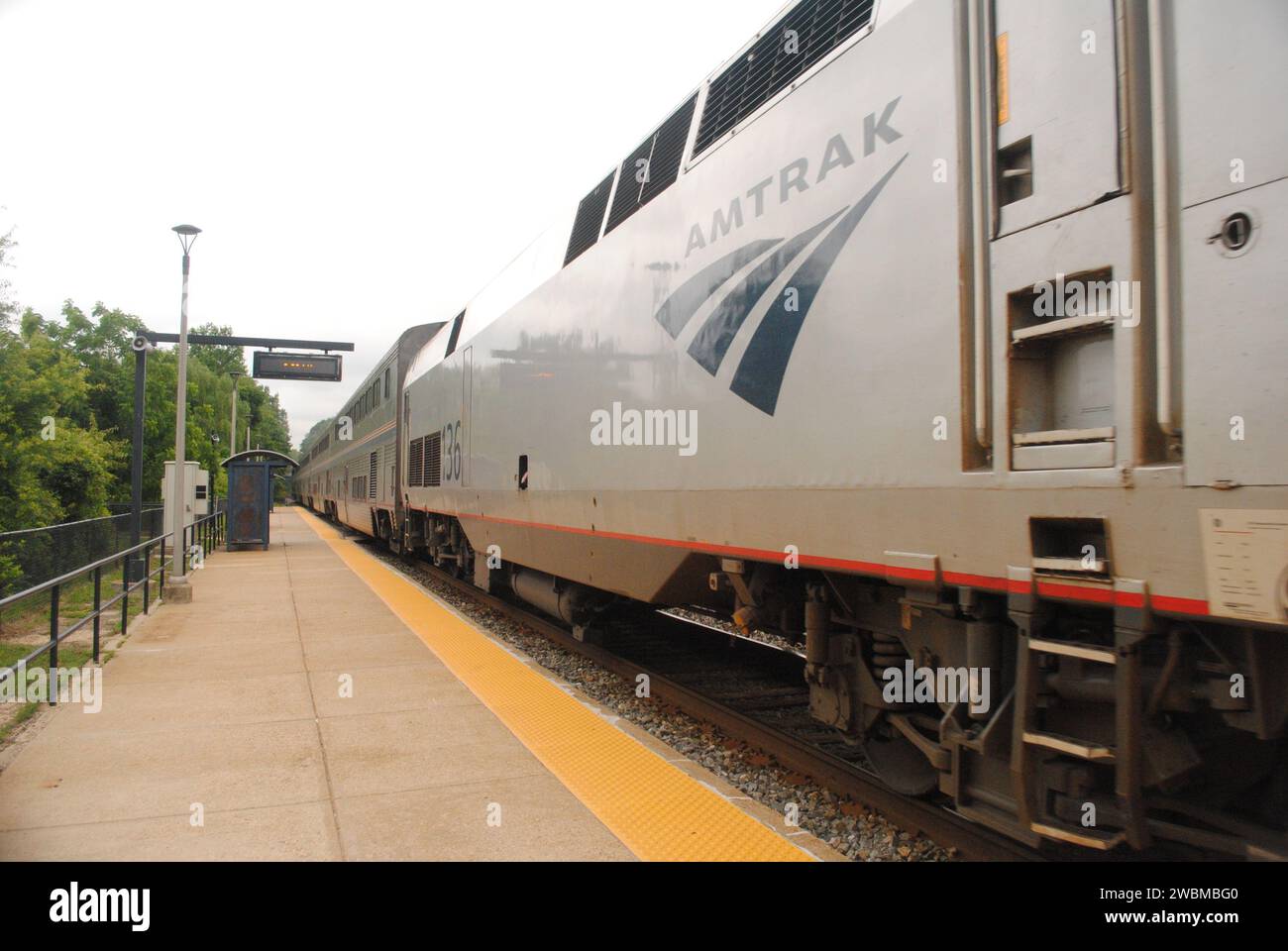 Una foto della Amtrak Capitol Limited che attraversa la stazione Metropolitan Grove di Gaithersburg, Maryland, diretta da Chicago a DC. Foto Stock